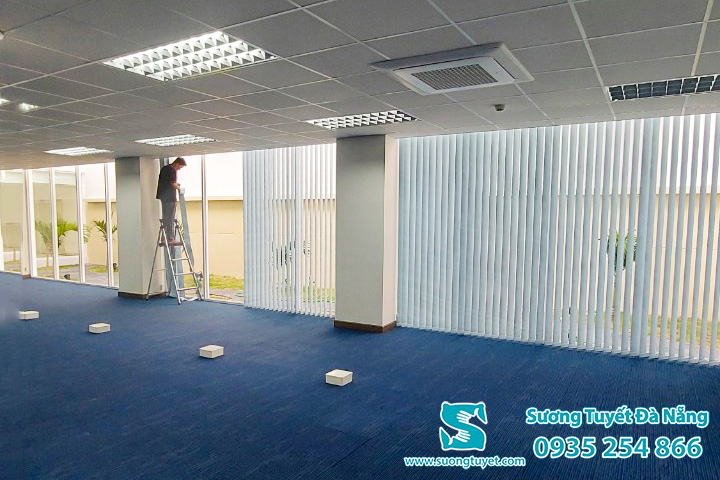 Văn phòng rộng rãi nên lắp rèm cuốn hoặc rèm lá dọc cho rẻ.