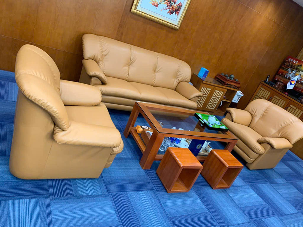 Bộ ghế màu trắng được bọc lại màu cà phê đẹp.