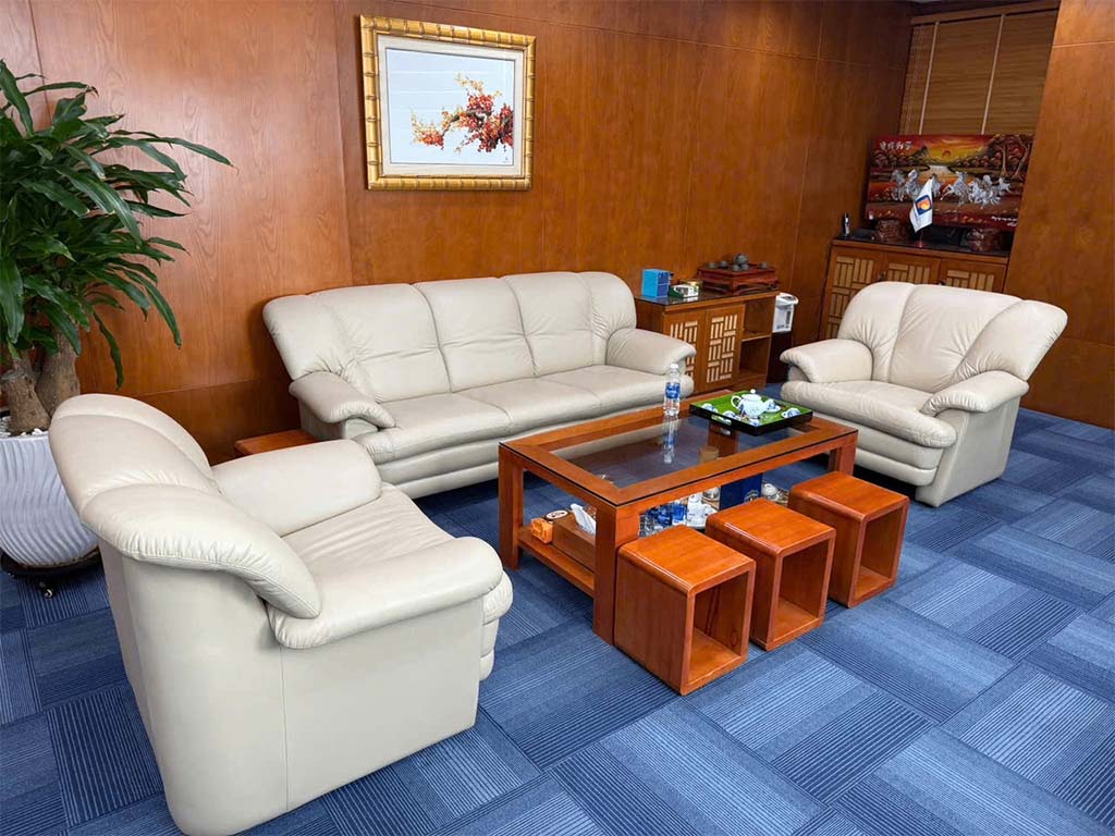 Bộ ghế cũ văn phòng màu trắng hay bẩn, không hợp tông bàn.