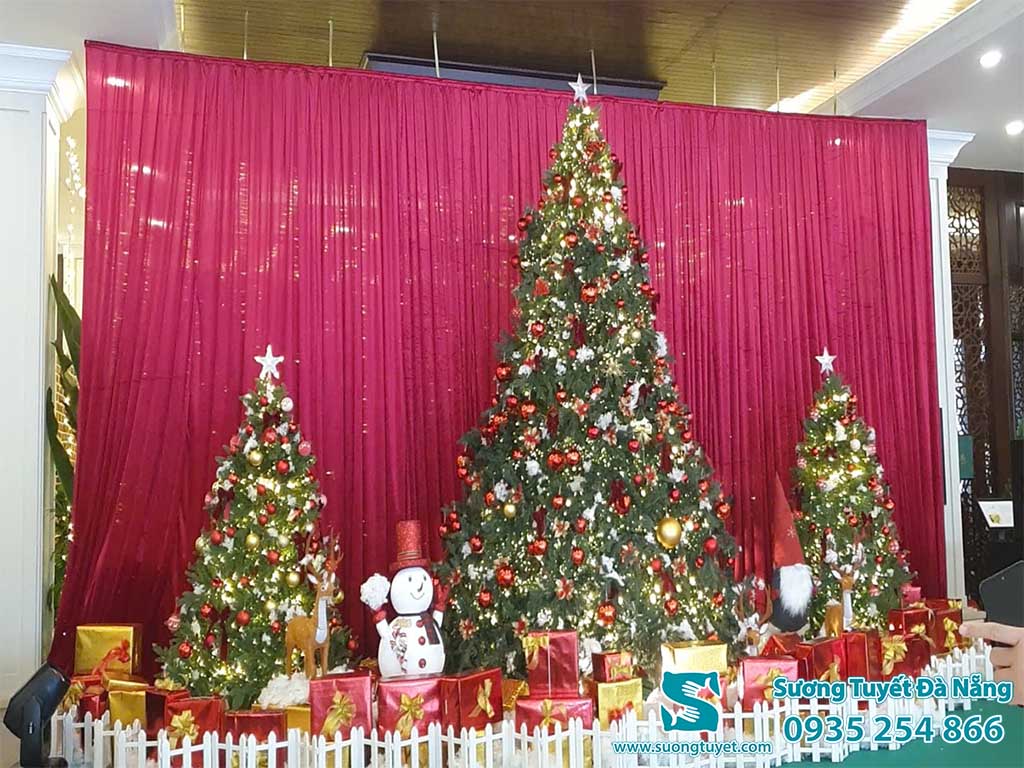 Marriot resort & spa Đà Nẵng nổi bật trong rèm nhung đỏ Sương Tuyết đã lắp.