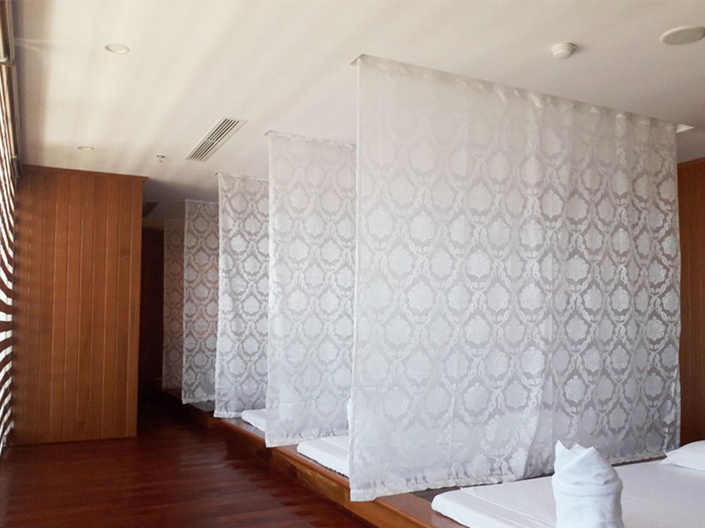 Sương Tuyết lắp rèm khu vực massage trong Spa.