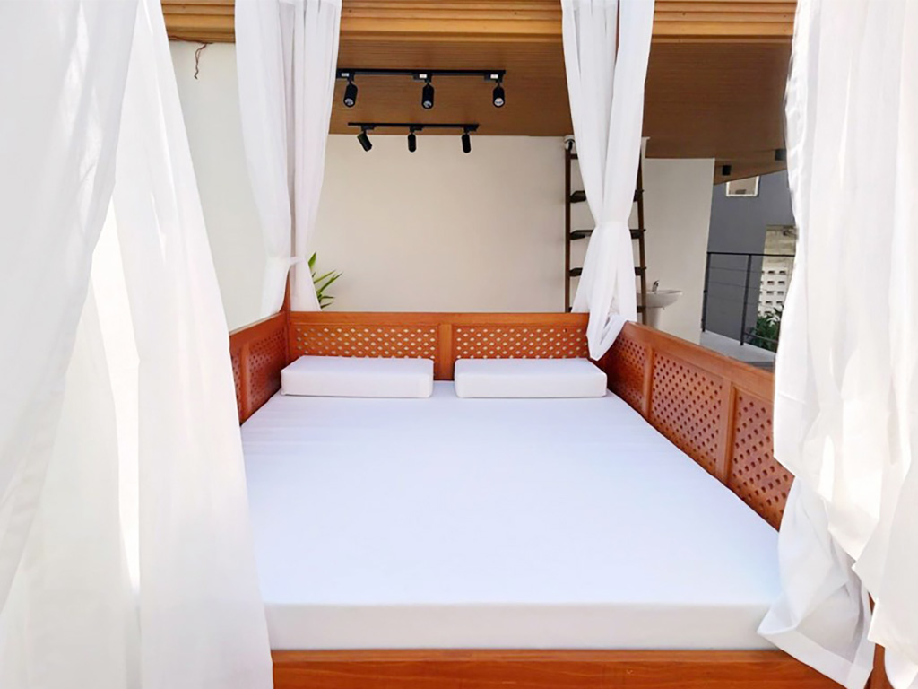 Bộ nệm ghế và rèm bể bơi đẹp sương tuyết lắp