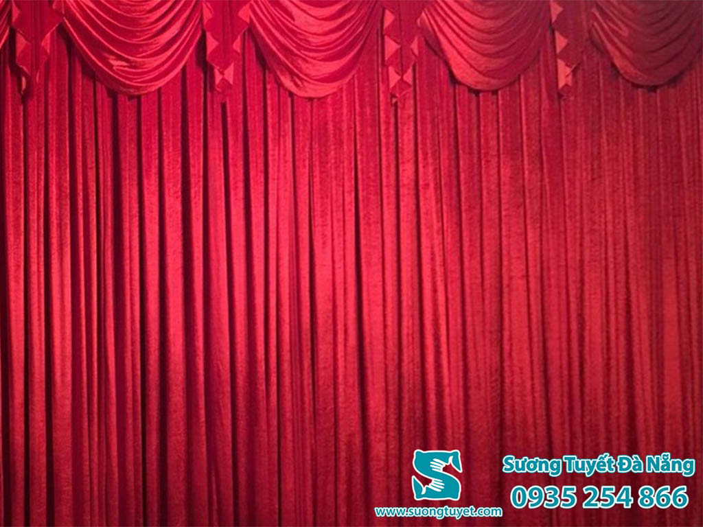 Mẫu rèm sân khấu màu đỏ đô với dải yếm xuyệt tông đẹp mắt.