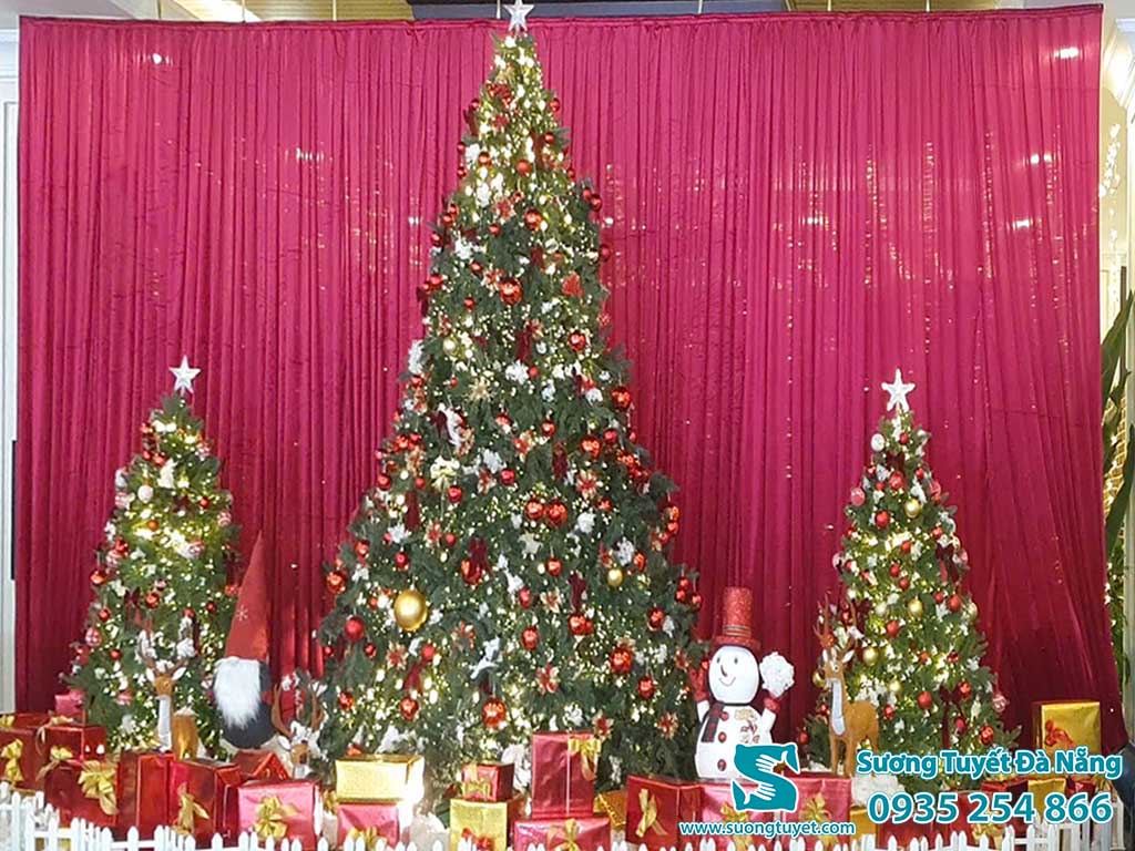 Marriot resort & spa nổi bật với rèm trang trí màu đỏ.