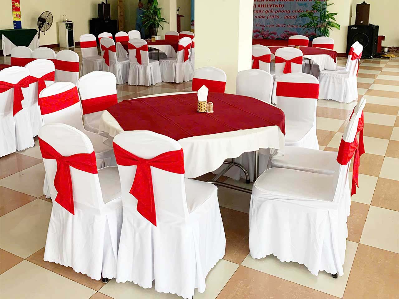 Khăn bàn nhà hàng tiệc cưới.