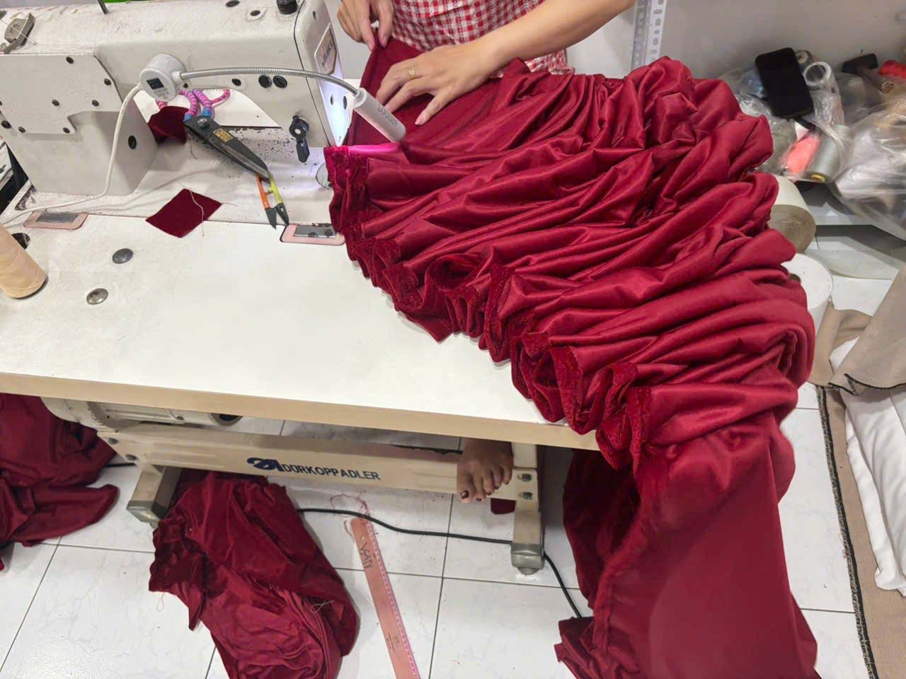 Với đội ngũ thợ may lành nghề và kinh nghiệm.