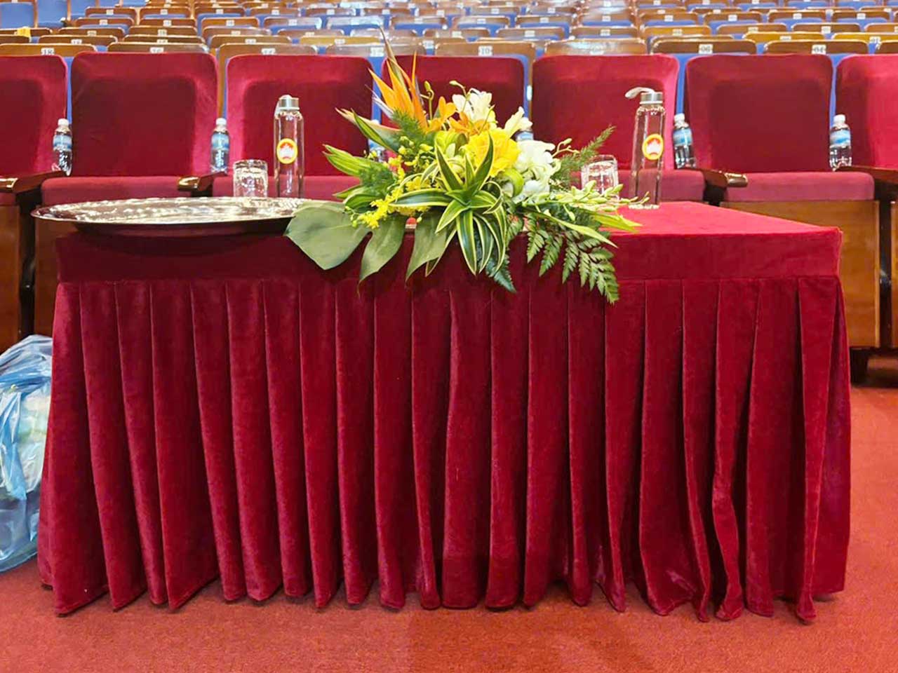 Cận cảnh bộ khăn bàn gấp li được phủ bèo hiện đại.