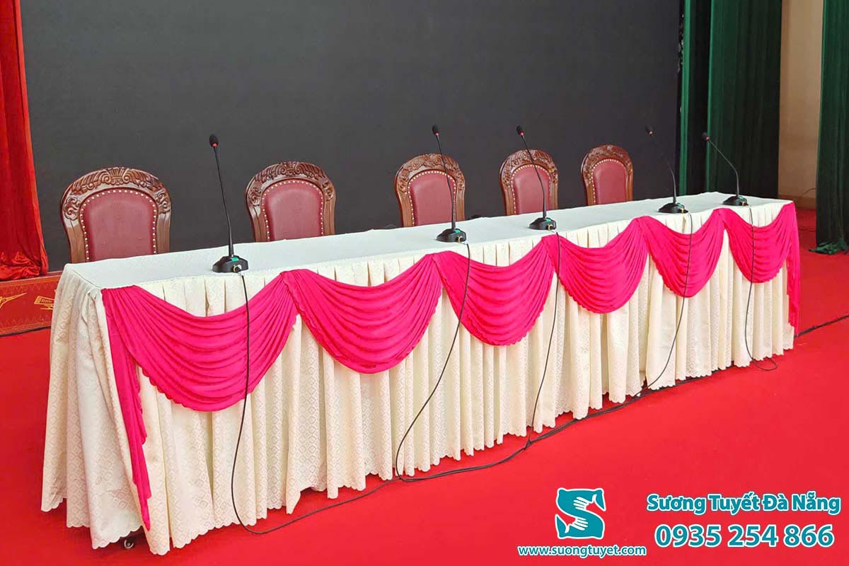 Vải gấm có nhiều màu như đỏ, vàng, vàng đồng, trắng.