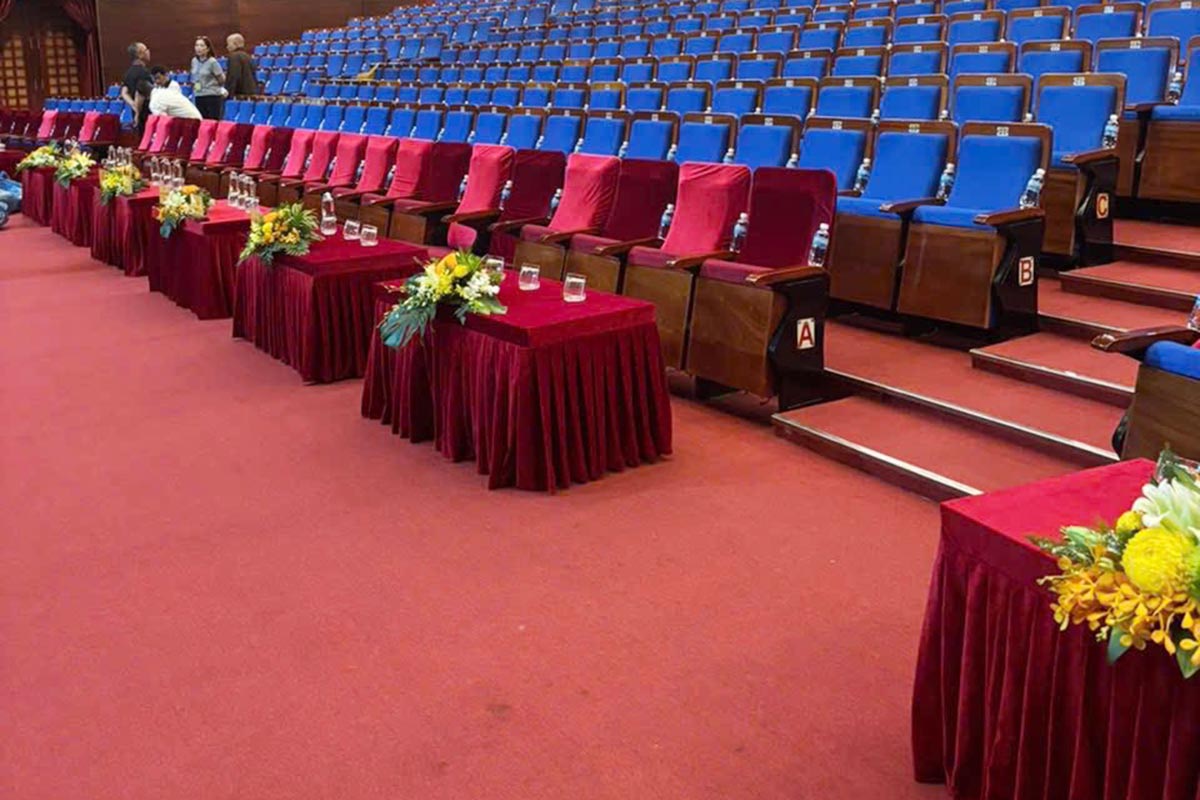 Khăn bàn áo ghế là sản phẩm hội trường không thể thiếu.
