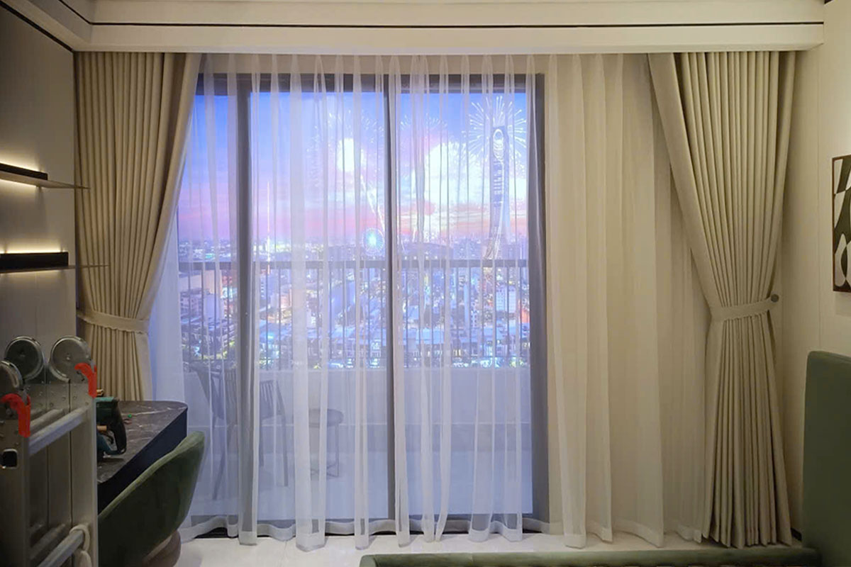 Rèm vải được lắp lên rất sang trọng.