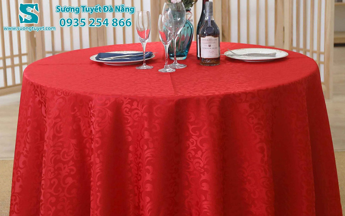 Khăn bàn vải gấm thường có họa tiết đẹp, vải dày dặn.