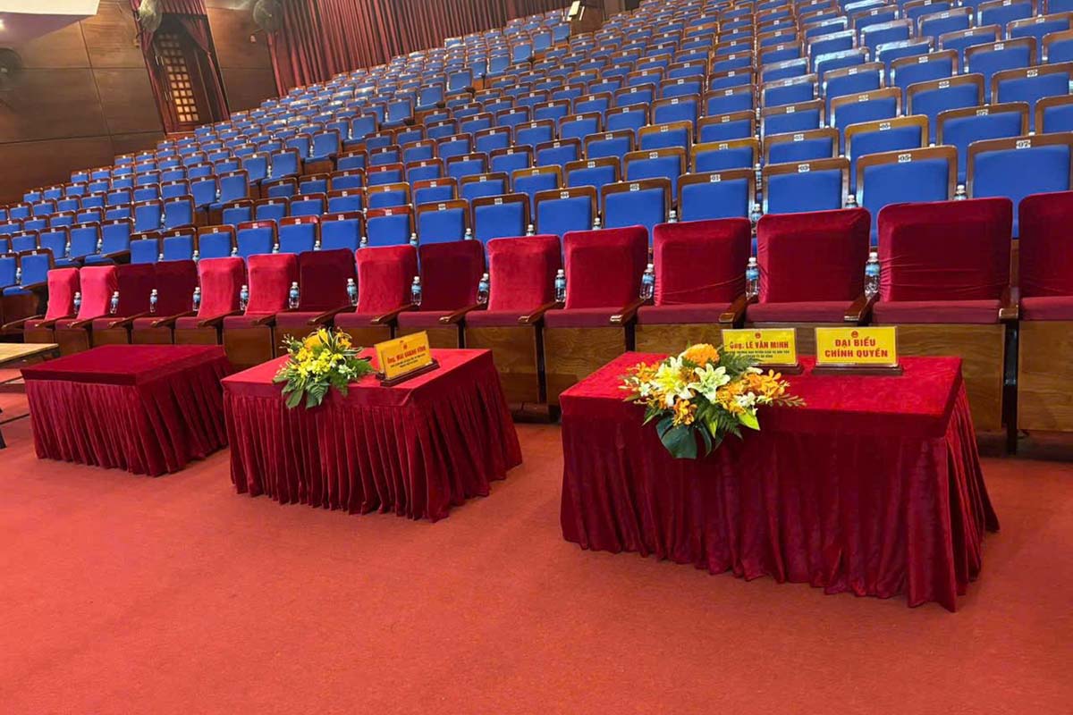 10 bộ khăn bàn nhung Sương Tuyết giao cho nhà hát Trưng Vương.