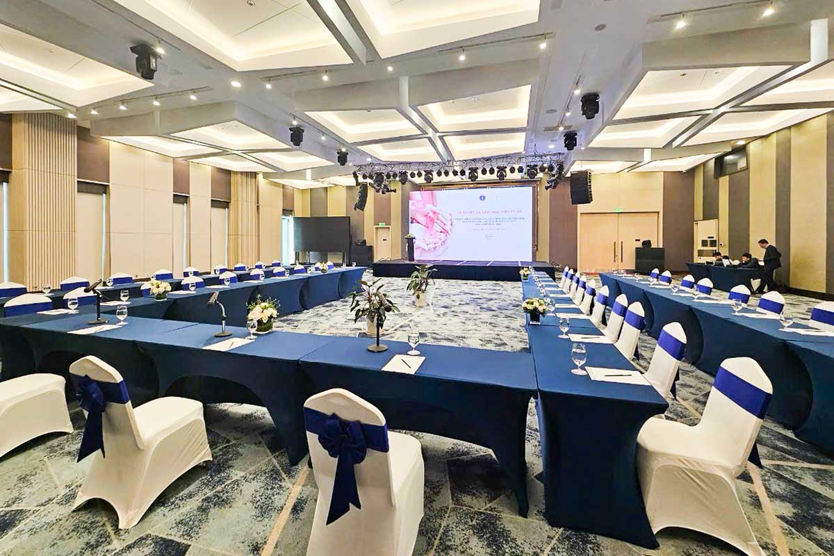 Sương Tuyết và khăn bàn Nhà khách Quốc Hội Đà Nẵng.