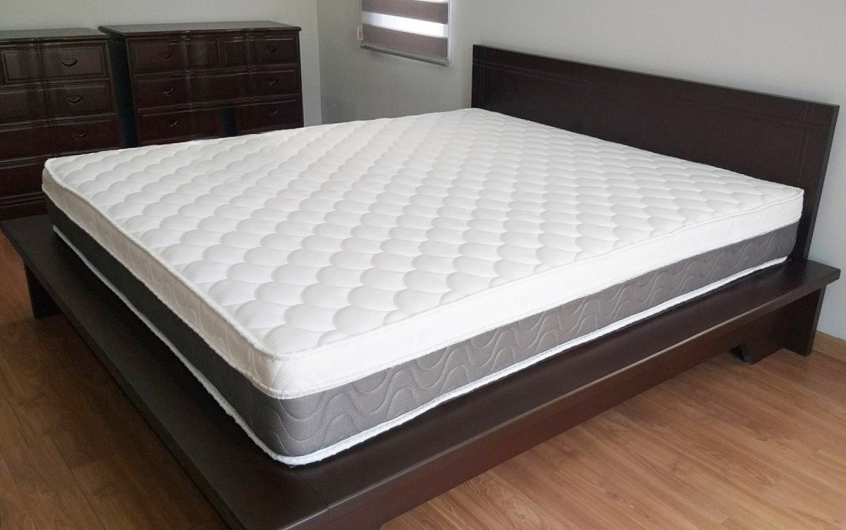Giữ nệm khách sạn luôn sạch bong là điều rất khó với người lễ tân.