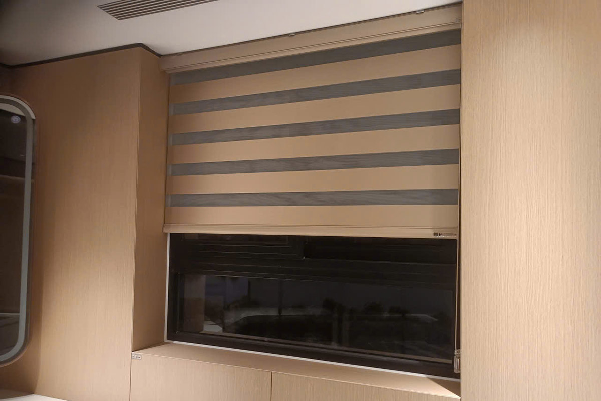 Bộ rèm sáo cầu vồng màu cam đất trong Lancom