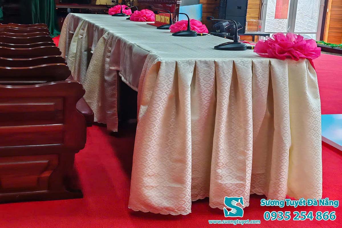 Còn đây là khăn bàn vải gấm.