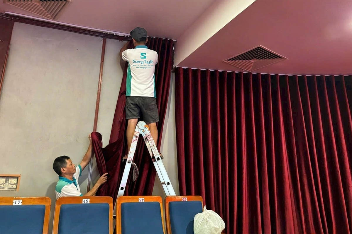 Thi công rèm sân khấu.