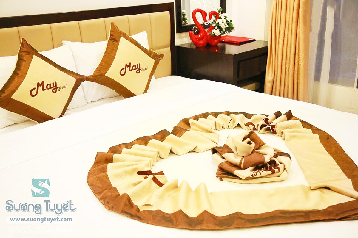 Tấm trang trí - Gối trang trí nệm thường được làm với màu sắc, hoa văn sặc sỡ.