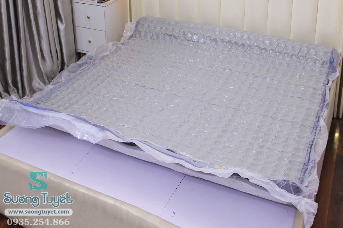 Sau khi được cắt bao bì, nệm sẽ từ từ giãn phồng lên.