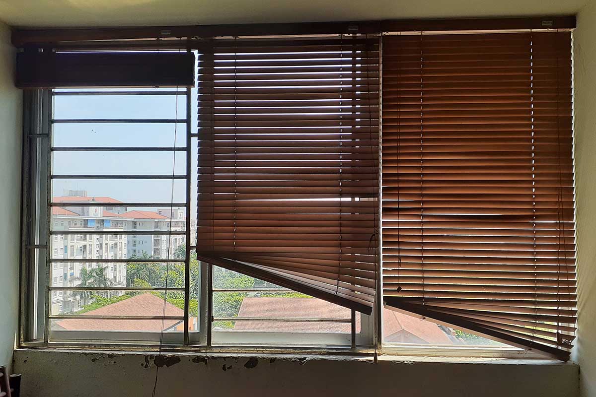 Rèm gỗ cũng chịu trận tương tự nếu gặp thời tiết cực đoan.