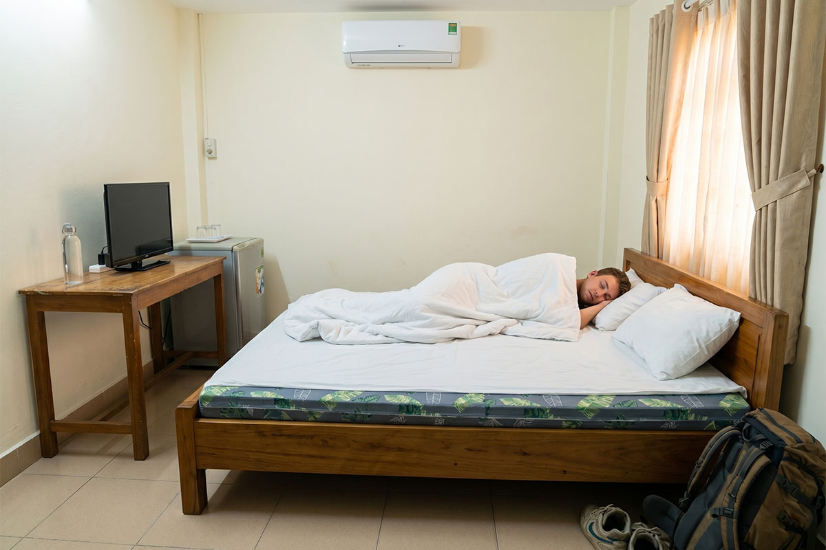 Nệm bông ép có giá rẻ, là sản phẩm dành cho nhà nghỉ bình dân.
