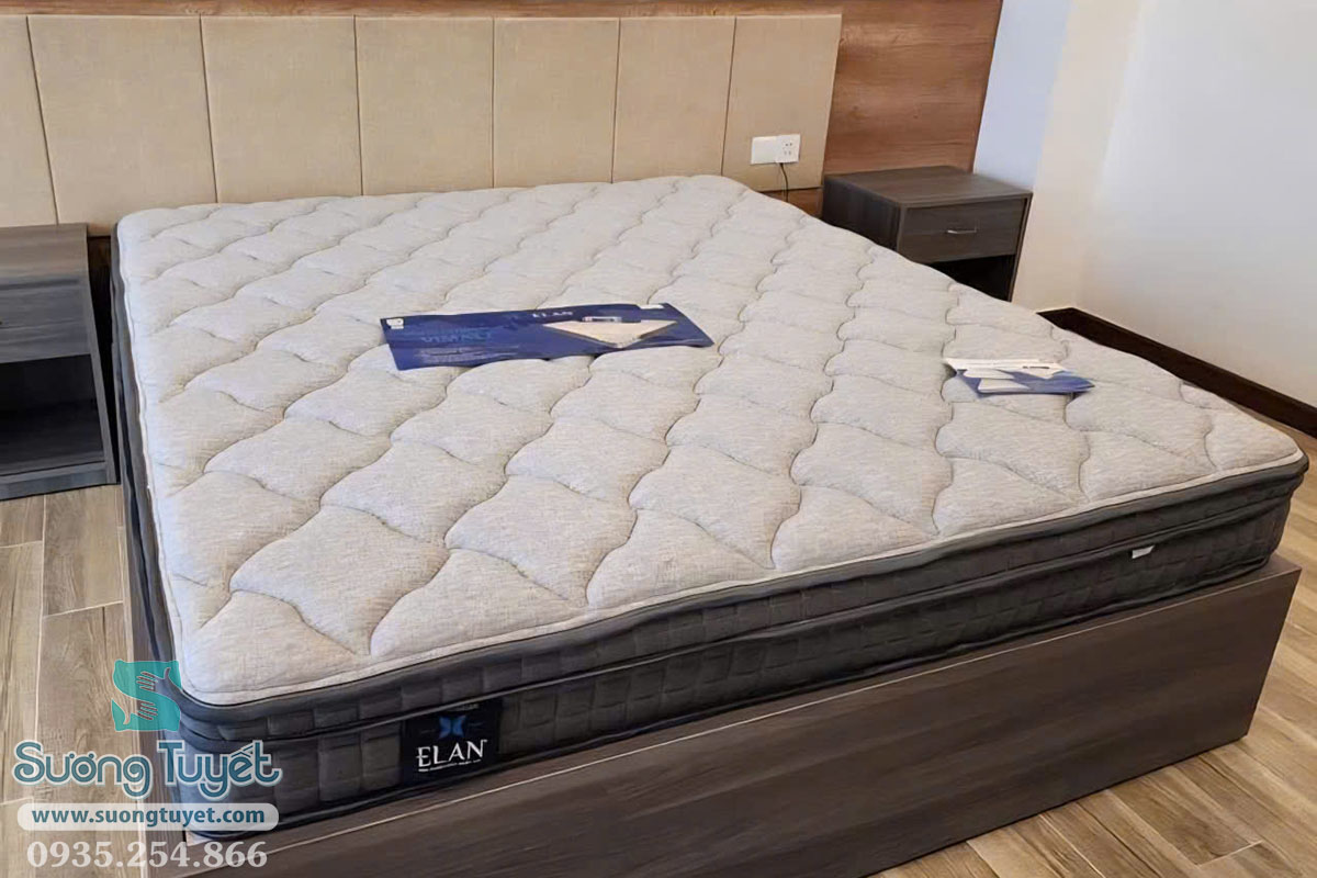 Bề mặt nệm được chần chỉ và chần viền góc cạnh bền chắc.