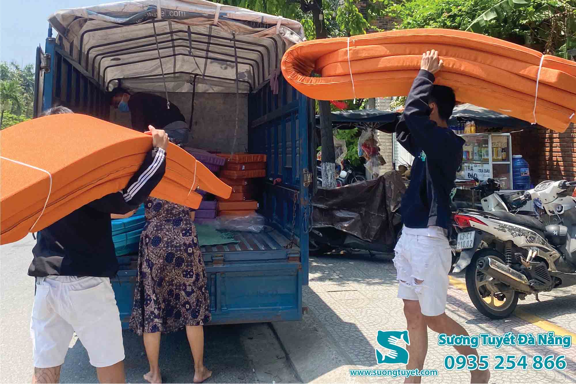 Bộ sản phẩm được làm vải bố đơn sắc, mousse D40 cao cấp.