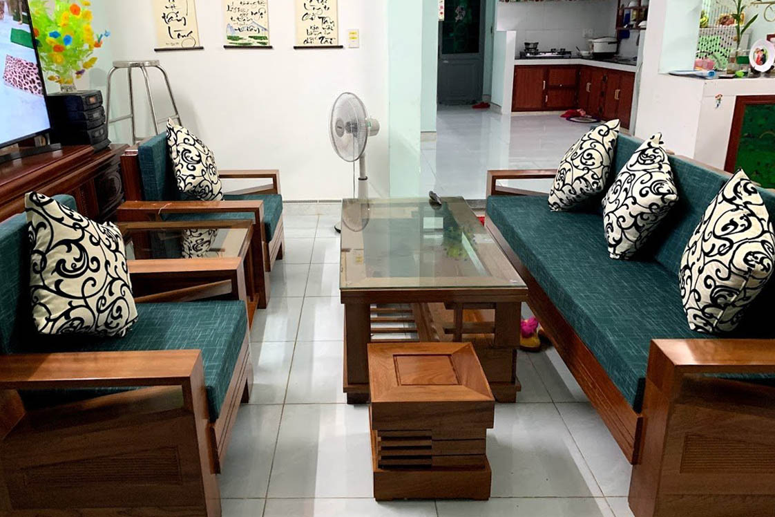 Bộ đệm lót ghế và gối dựa hoa văn vải bố.