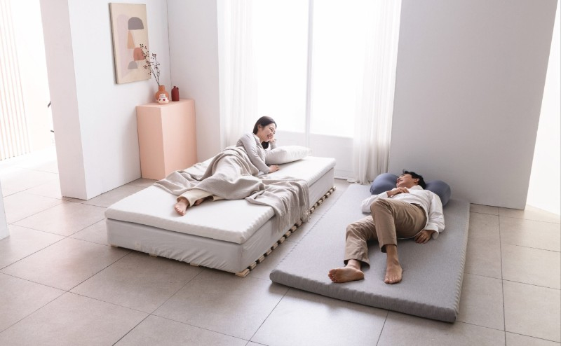 Nệm gấp chiếm nhiều diện tích hơn rất nhiều so với túi ngủ.