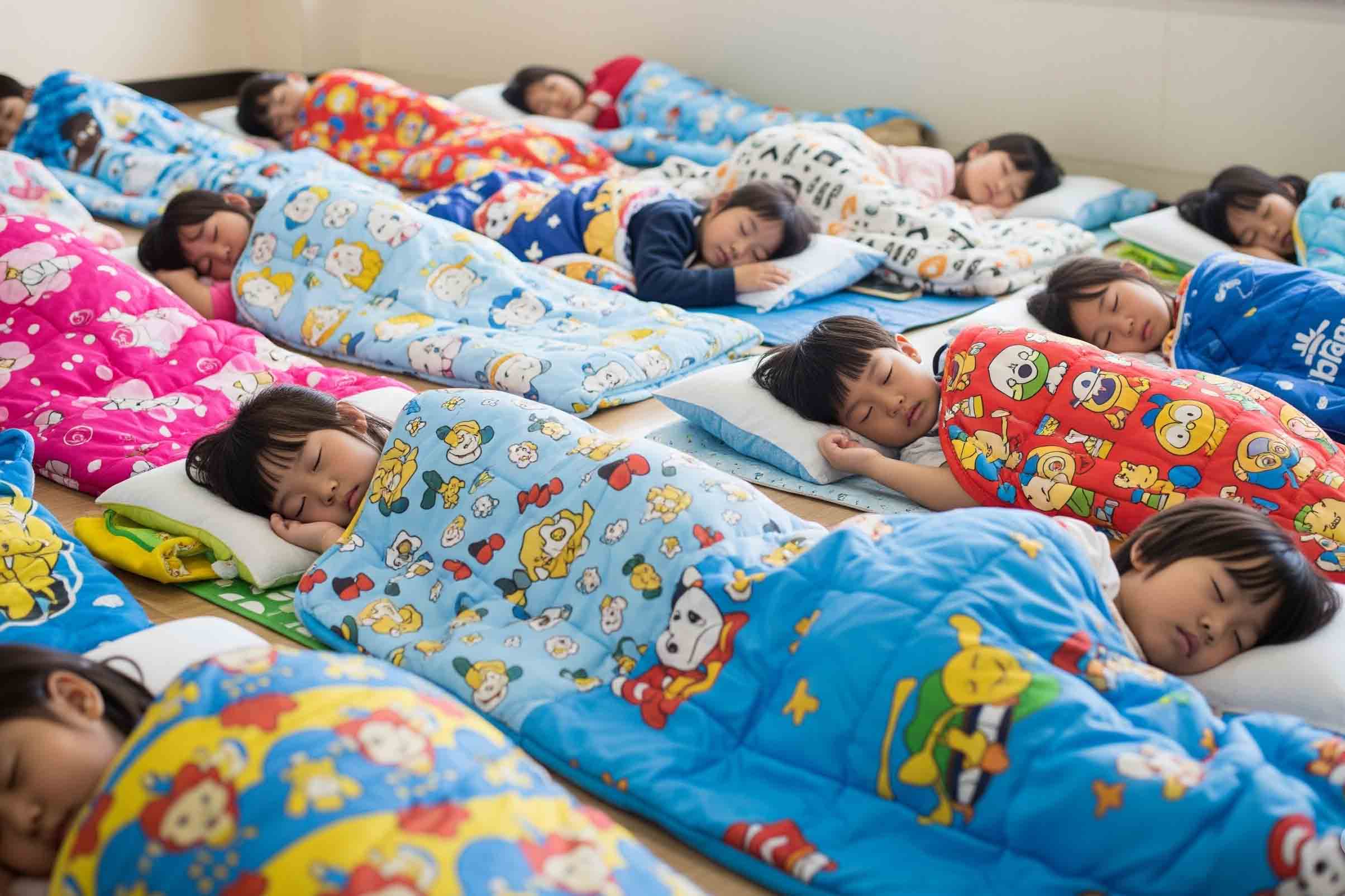 Mỗi chiếc túi ngủ tích hợp cả chăn ga gối rất tiện lợi.