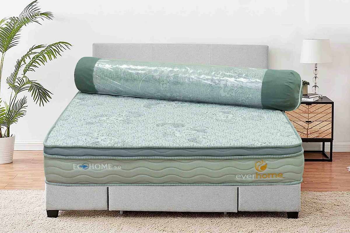 Nệm Ecohome cũng được thiết kế ép cuộn tương tự, với màu xám xanh.