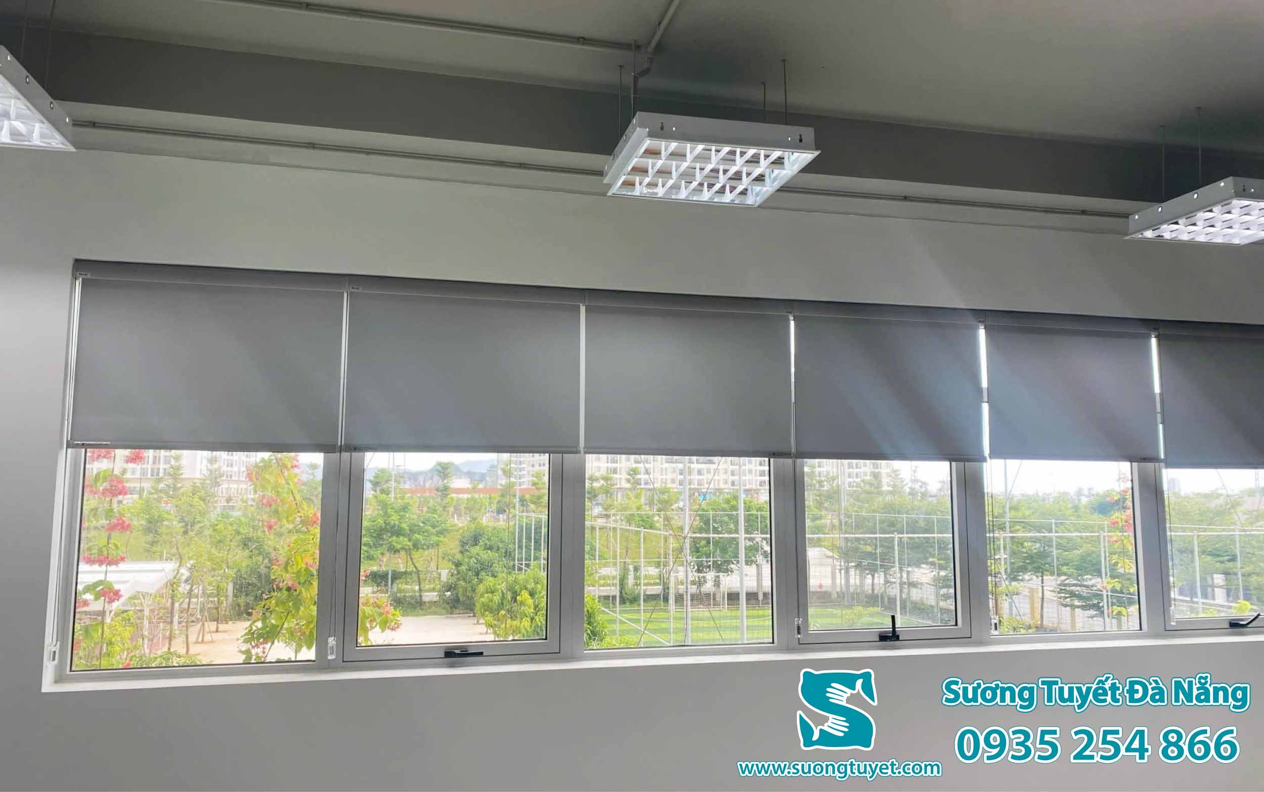 Tòa nhà Tân Cương lắp đặt loạt rèm cuốn trơn dày đặc như bản giao hưởng.