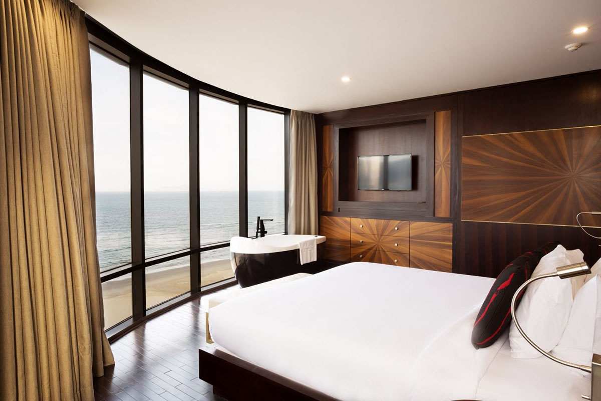 Rèm tự động phù hợp với không gian view cửa rộng ven biển.