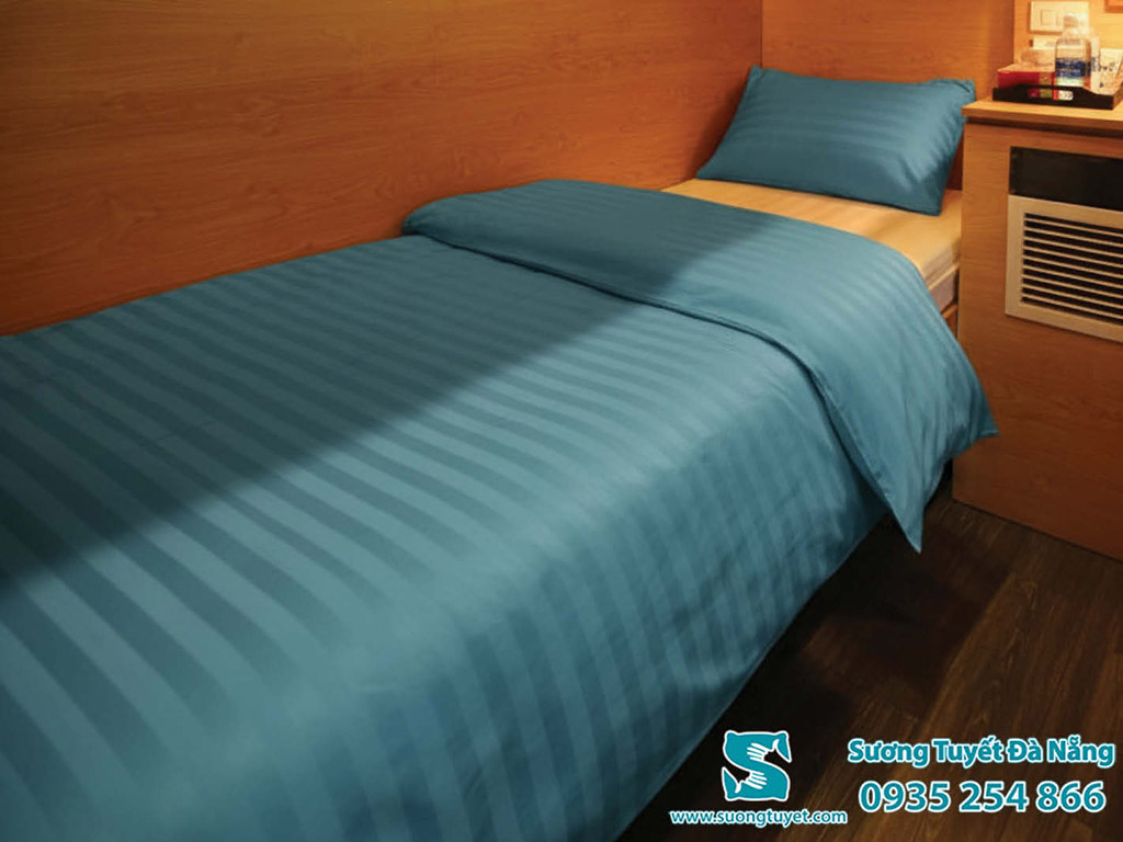 Chăn ga cabin mini màu cotton poly sọc hiện đại.