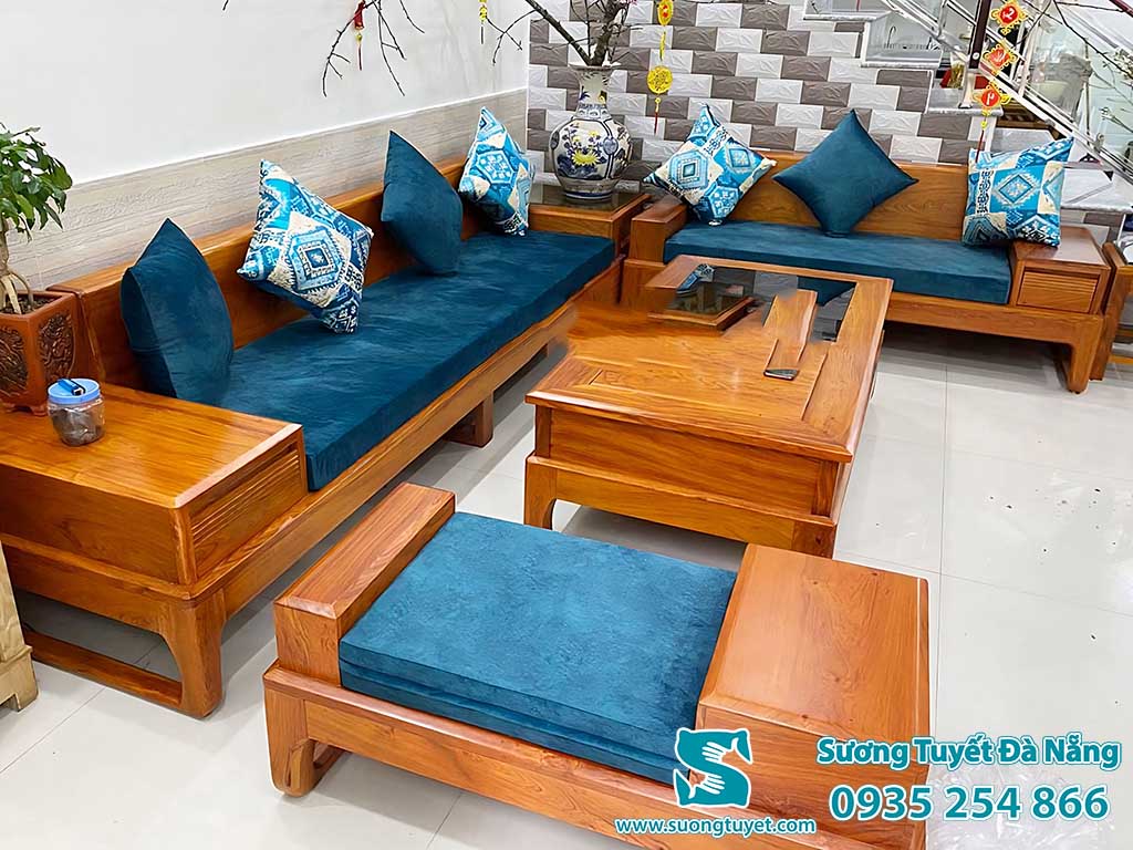 Cận cảnh bộ lót ghế sofa phòng khách vải nhung xanh đón tết.