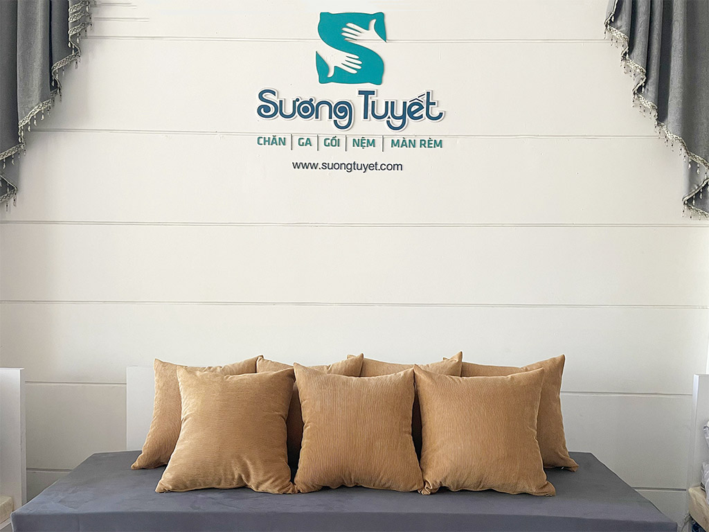 Gối tựa vải nhung màu đất Sương Tuyết sản xuất.