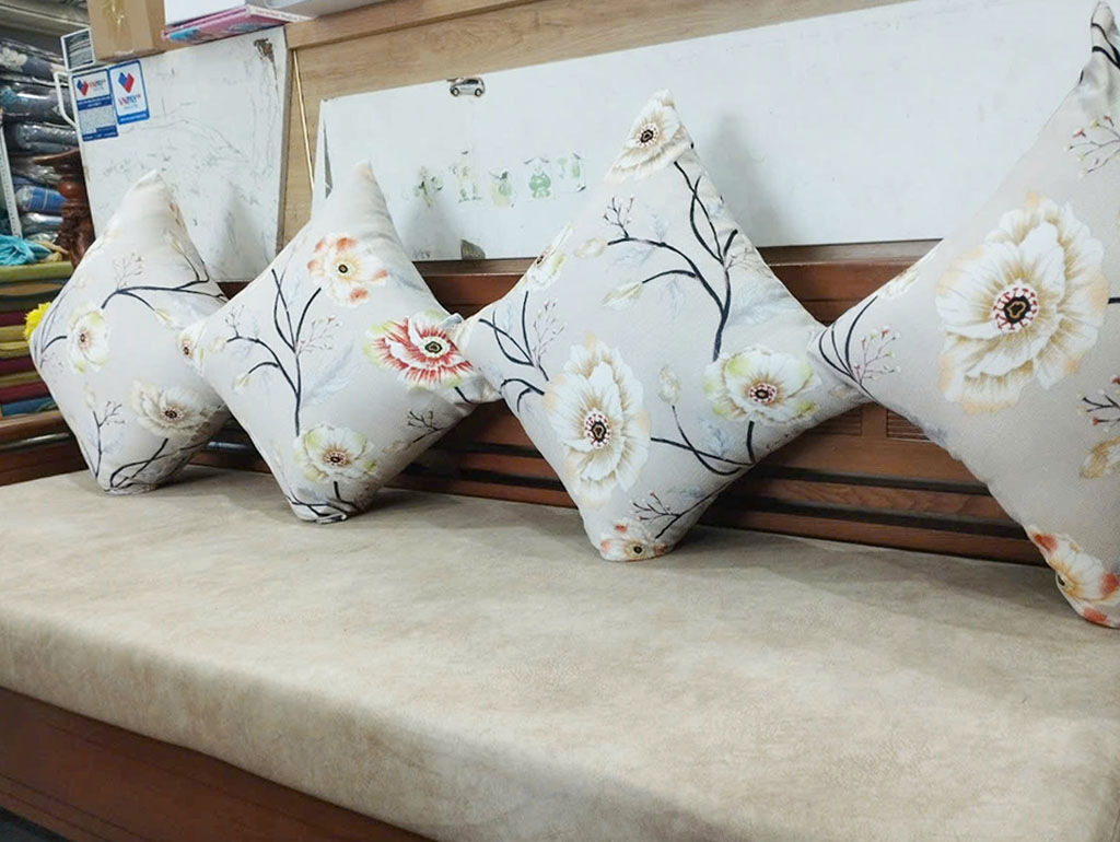 Bộ nệm ghế vải nhung kết hợp gối hoa văn đẹp.
