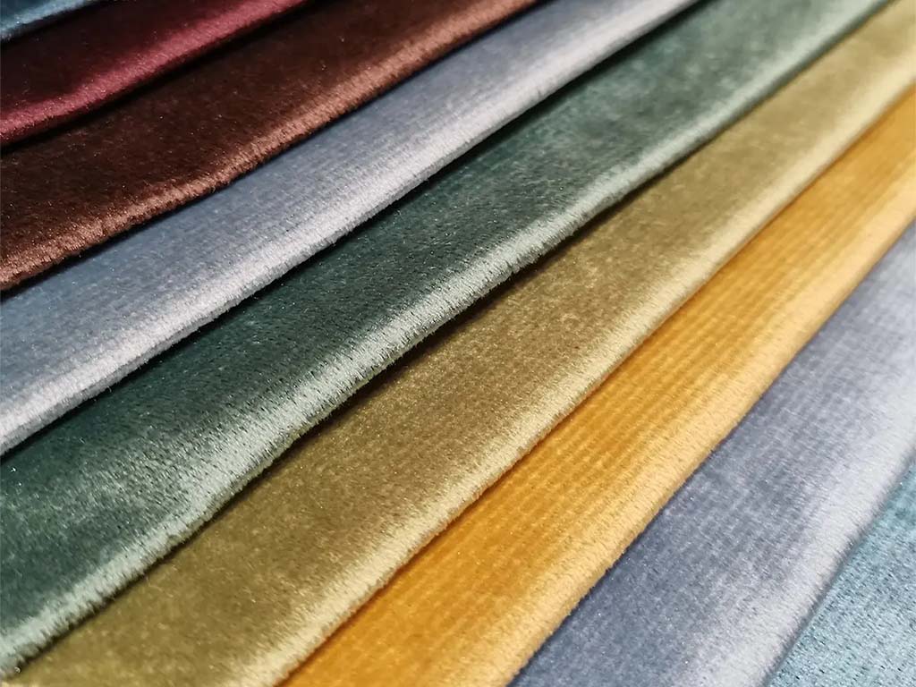 Vải nhung nệm ghế có lớp vải mịn, có sự óng ánh.