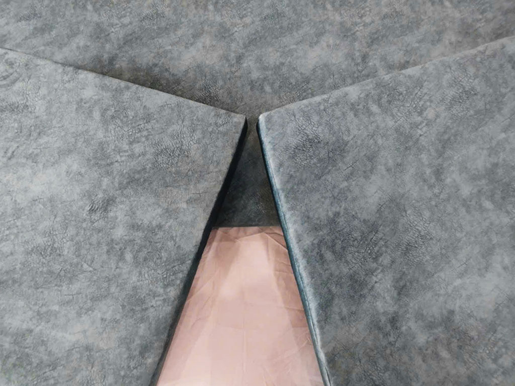 lót ghế vải nhung xám có viền giả gỗ đẹp.