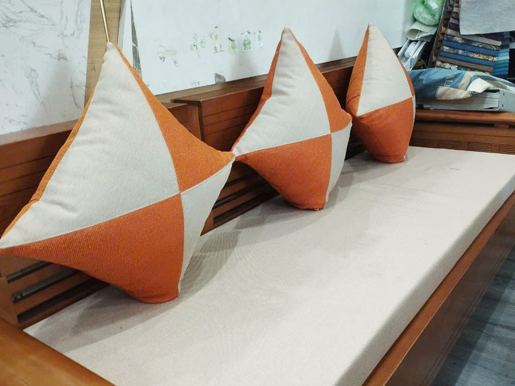 Bộ nệm ghế gỗ vải bố màu kem phối cam đẹp mắt.