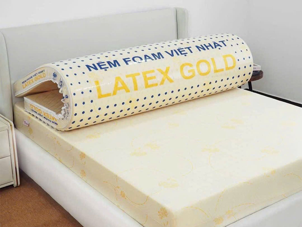 Nệm latex Gold Việt Nhật có hàm lượng foam cao, bền chắc hơn Nano.