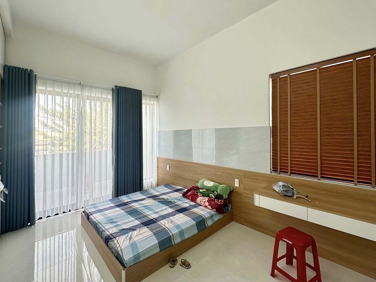 Nếu bạn muốn nâng tầm đẳng cấp lên thì hãy kết hợp thêm rèm gỗ.