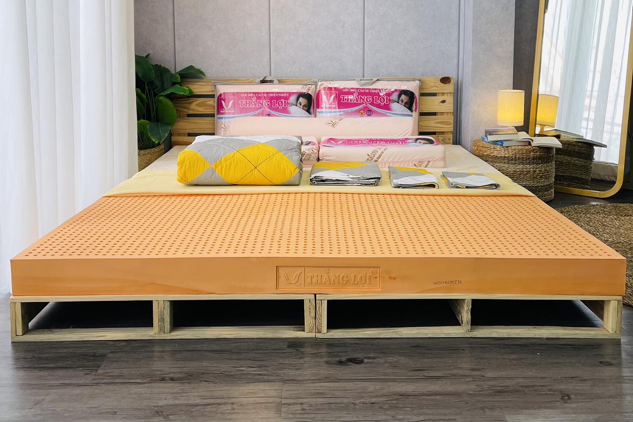 Ruột nệm có màu cam nghệ.