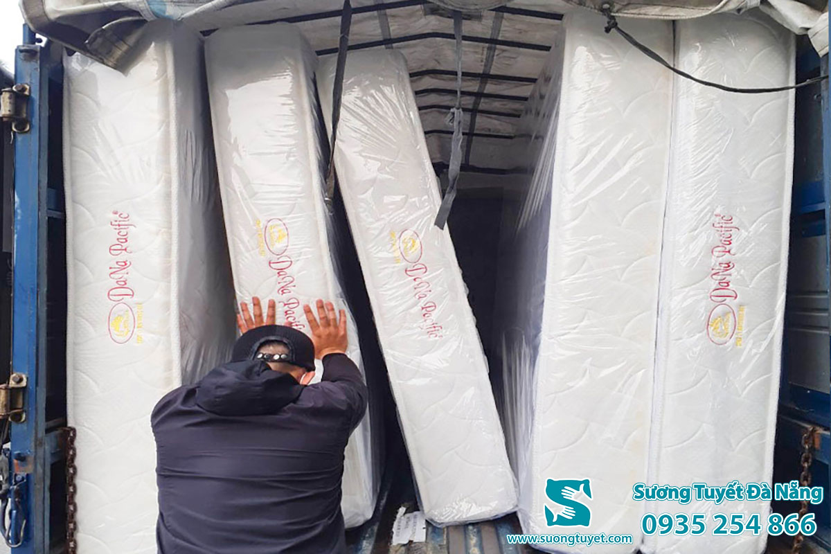  Nệm tổng hợp cũng khá dày dặn, độ bền cao.
