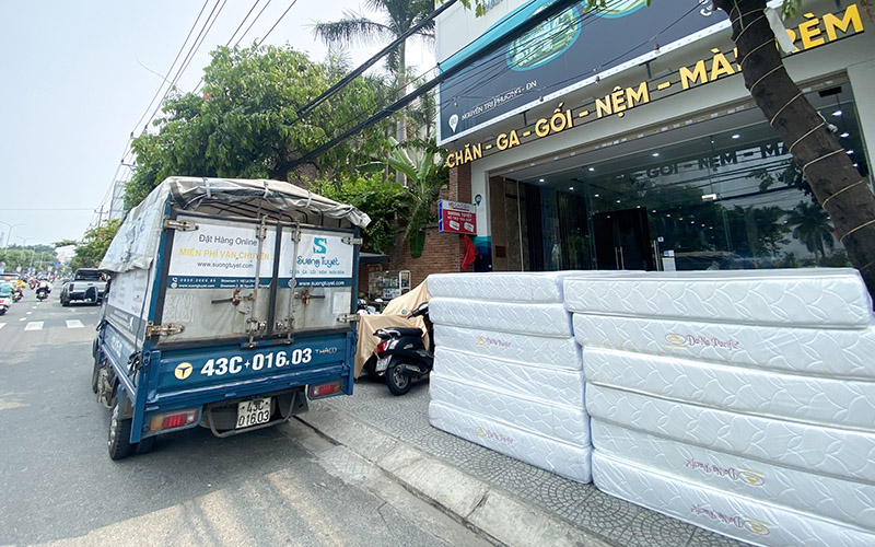  Sương Tuyết và đơn hàng nệm cao su tổng hợp cho khách sạn.