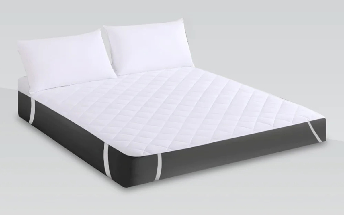 Cùng với topper thì bảo vệ nệm giúp giường ngủ luôn trong trạng thái sạch sẽ.