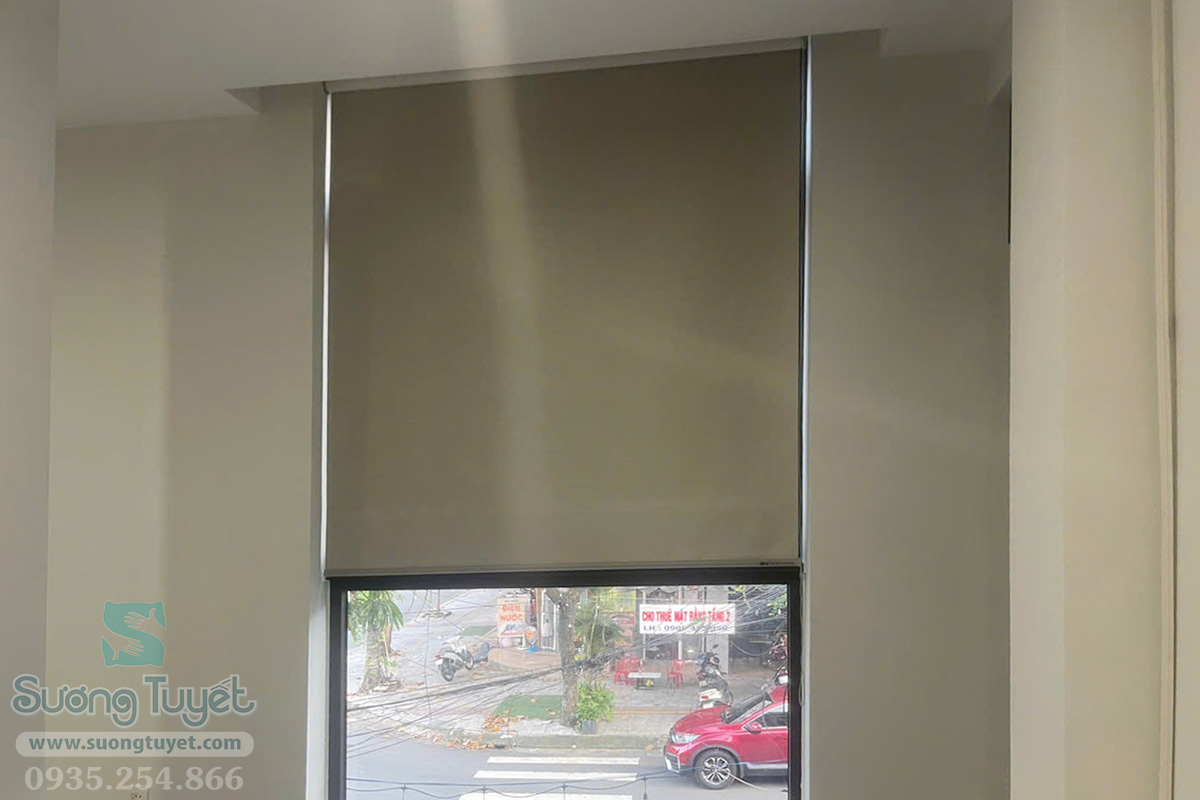 Rèm cuốn trơn chỉ phù hợp lắp trong nhà.
