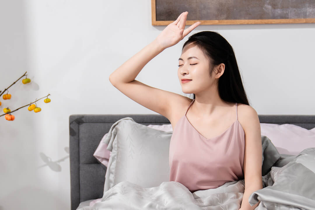 Cảm giác nằm trên chăn ga lụa rất mát mẻ và ngủ ngon.