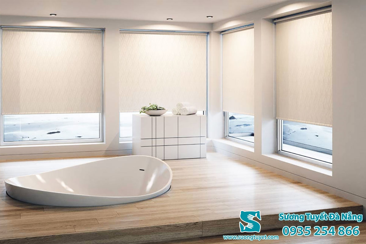 Một phòng vệ sinh chung cư được bài trí rèm kem tuyệt đẹp.