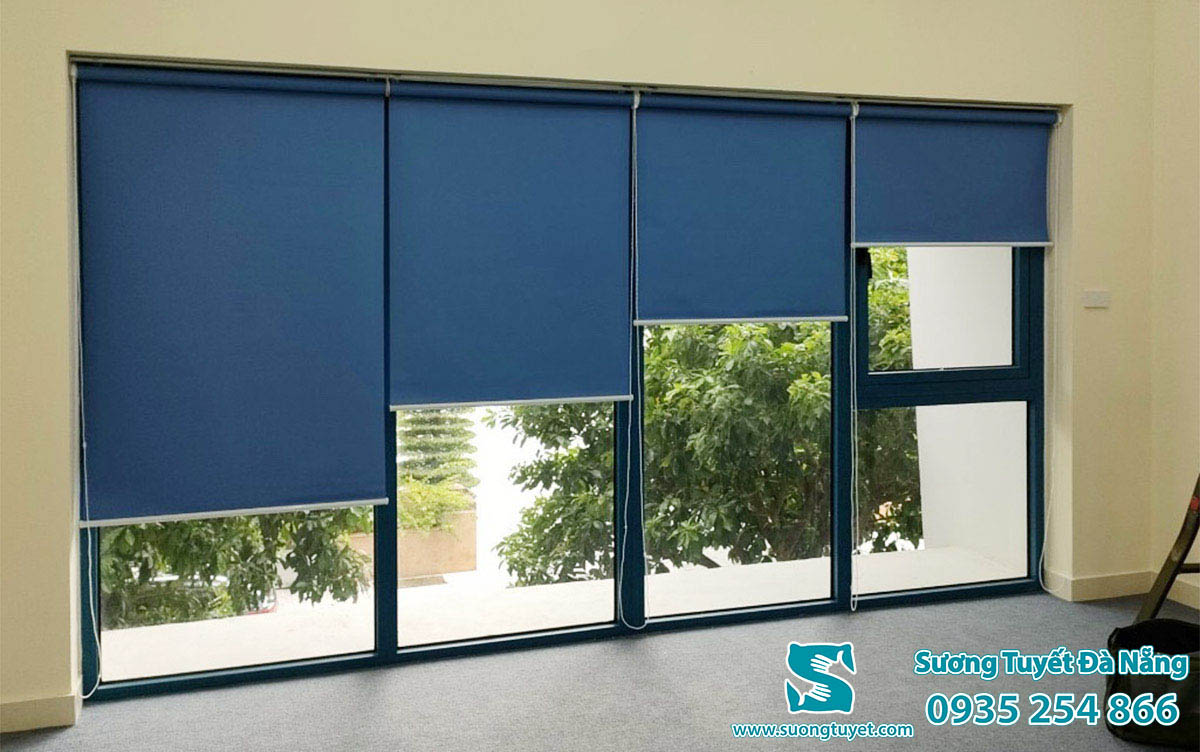 Rèm màu xanh dương sạch sẽ, nhã nhặn phù hợp với trường học, bệnh viện.